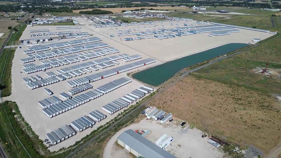 8100 I-45, Palmer, TX for lease - Building Photo - Image 3 of 3