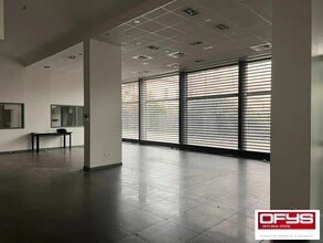 Retail in Lyon for lease Interior Photo- Image 2 of 5