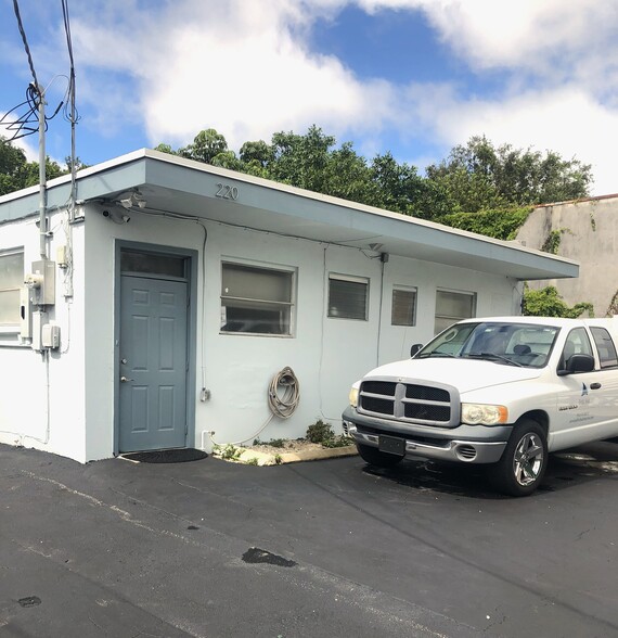 220 SW 30th St, Fort Lauderdale, FL for lease - Building Photo - Image 2 of 5