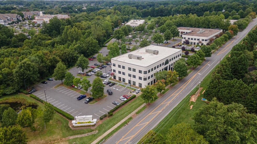 8900 NorthPointe Executive Park Dr, Huntersville, NC à louer - Photo du bâtiment - Image 3 de 14