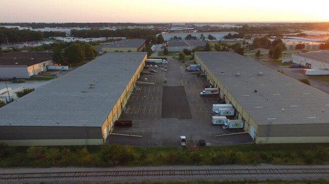 Plus de détails pour 3701-3825 Collins Ln, Louisville, KY - Industriel à louer