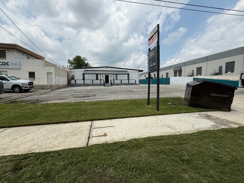 9809 McCullough Ave, San Antonio, TX à louer - Photo du bâtiment - Image 3 de 17