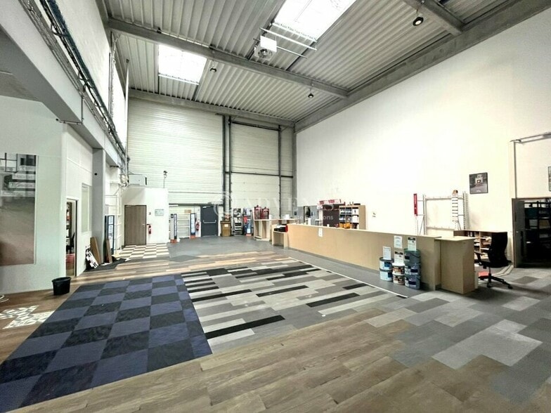 Flex in Villeneuve-la-Garenne for lease - Interior Photo - Image 2 of 10