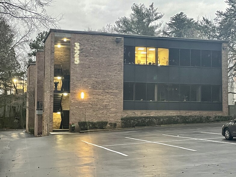 325 Hammond Dr, Sandy Springs, GA for lease - Building Photo - Image 1 of 8