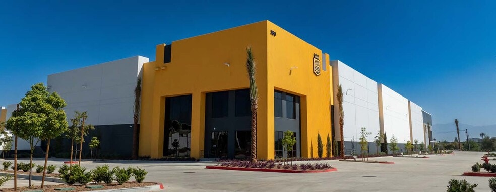 350 W Valley Blvd, Rialto, CA à louer - Photo du bâtiment - Image 1 de 7