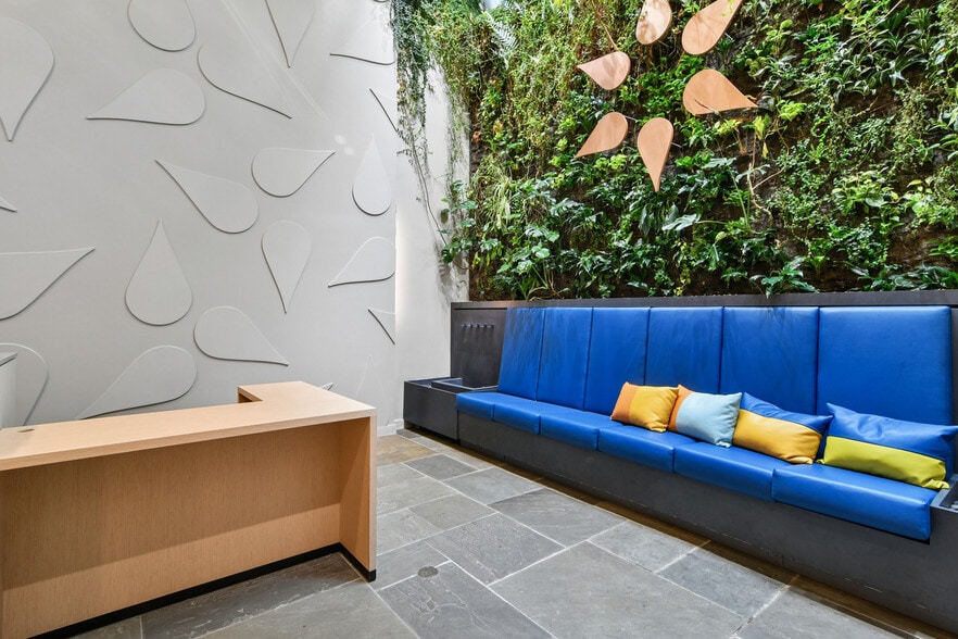 242 E 58th St, New York, NY for lease - Interior Photo - Image 2 of 21