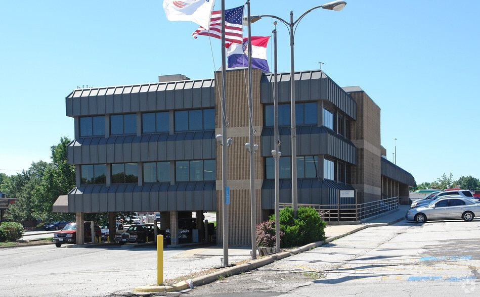 2728 NE Vivion Rd, Kansas City, MO for lease - Building Photo - Image 2 of 2