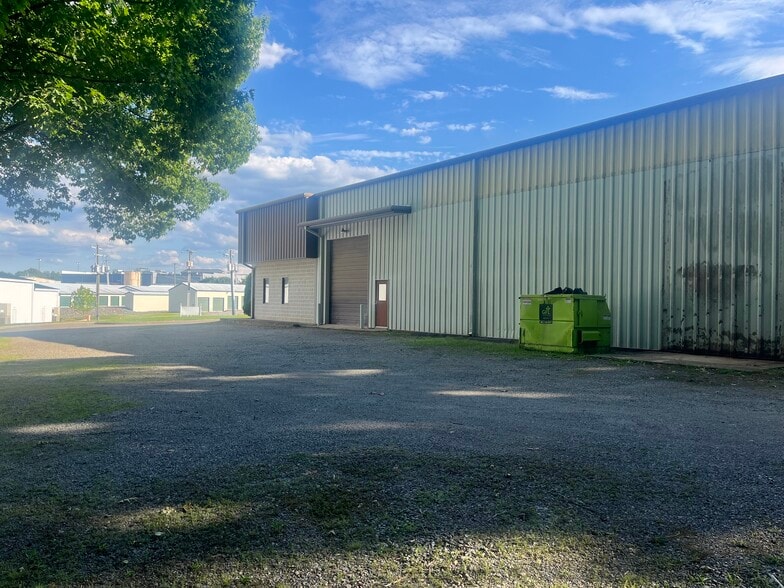 44 Plaza Dr, Manakin Sabot, VA à louer - Photo du bâtiment - Image 3 de 5