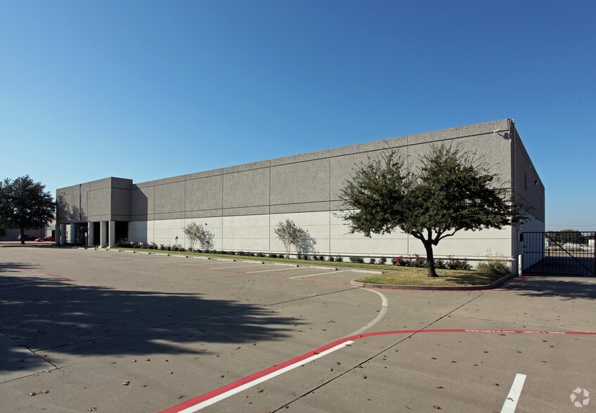 10817 Sanden Dr, Dallas, TX for lease - Building Photo - Image 3 of 5