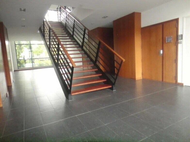 Office in Limonest for sale - Lobby - Image 2 of 7