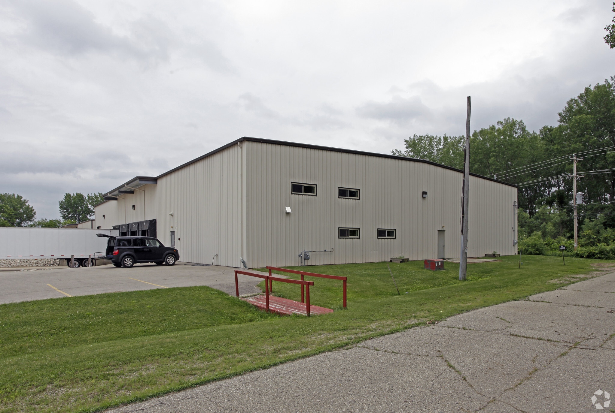 1121-1125 Larsen Rd, Fort Atkinson, WI à louer Photo du bâtiment- Image 1 de 2