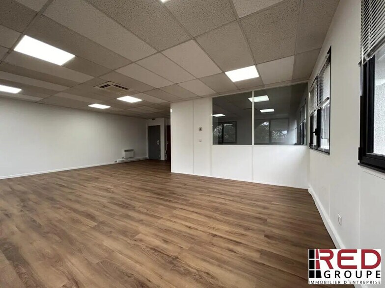 Office in Aix-en-Provence for lease - Building Photo - Image 3 of 4