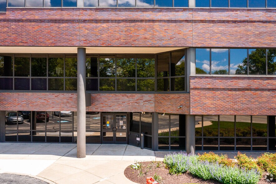 220 Commerce Dr, Fort Washington, PA à louer - Photo du bâtiment - Image 2 de 4