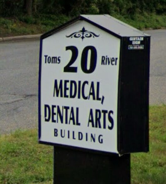 20 Hospital Dr, Toms River, NJ à vendre - Photo du bâtiment - Image 2 de 7