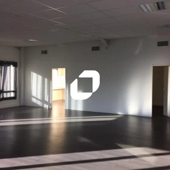 Office in Seyssins for lease - Interior Photo - Image 2 of 8