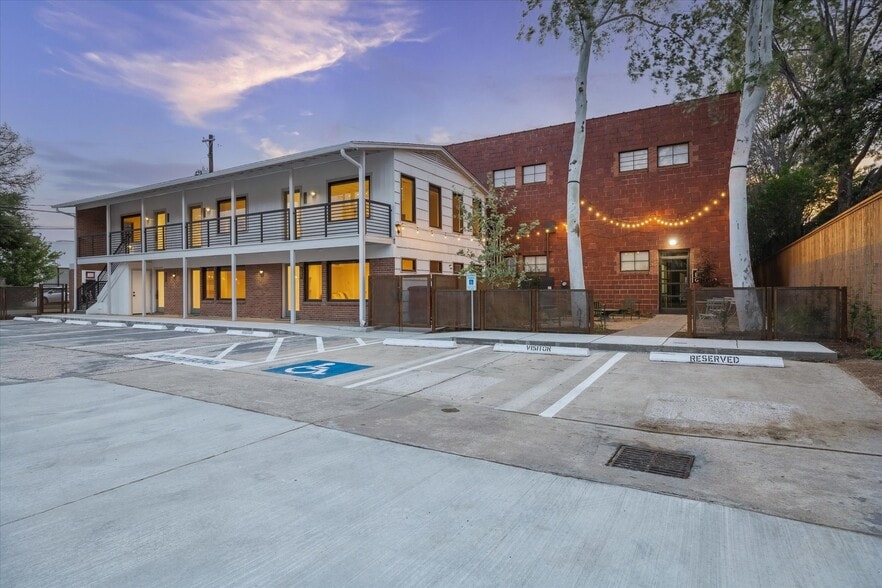 2412 Bartlett St, Houston, TX for lease - Building Photo - Image 2 of 22