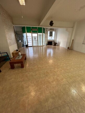 Plus de détails pour Multi-résidentiel à vendre