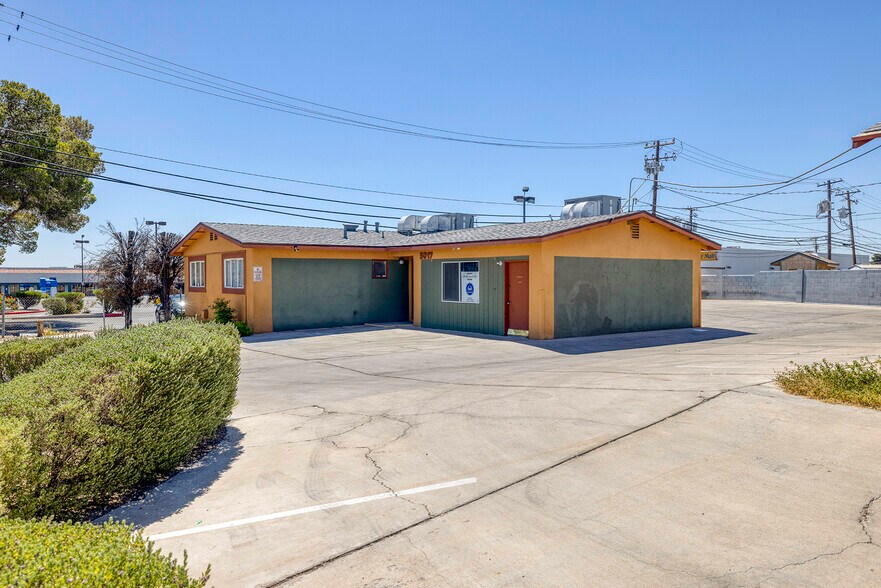 5017 Alta Dr, Las Vegas, NV à vendre - Photo du bâtiment - Image 3 de 9