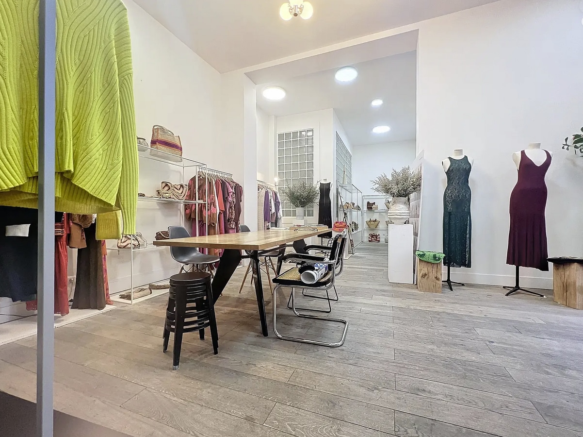 Paris, PAR 75002 -  -  - Interior Photo - Image 2 of 4