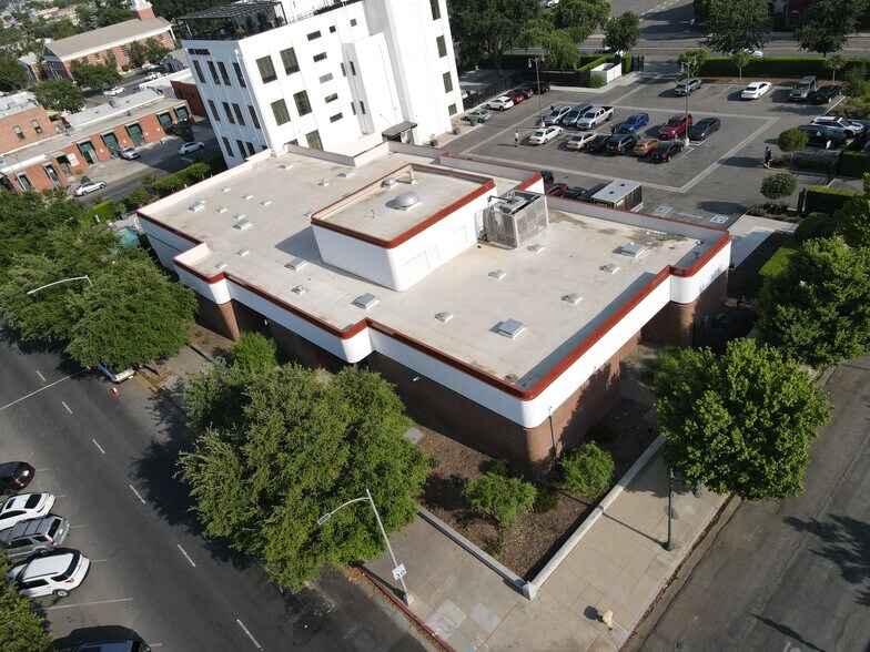 100 E Center Ave, Visalia, CA à louer - Photo du bâtiment - Image 3 de 5