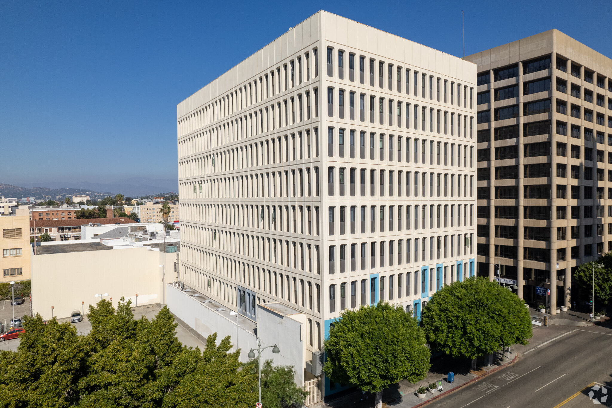 3075 Wilshire Blvd, Los Angeles, CA à louer Photo du bâtiment- Image 1 de 26