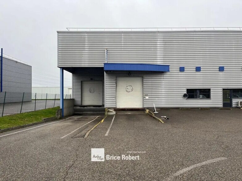 Bureau dans Mions à louer - Photo du bâtiment - Image 2 de 8