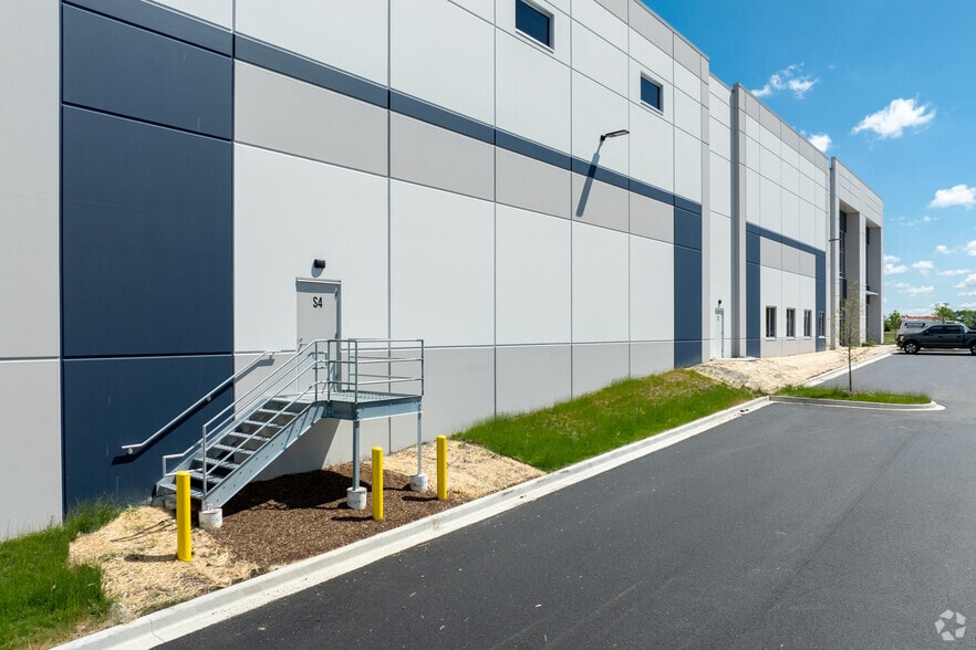 1401 N. Kirk Road, Batavia, IL for sale - Building Photo - Image 3 of 12