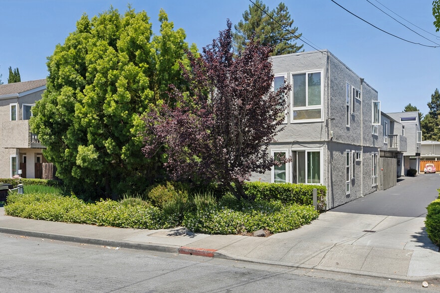 1411 Oxford St, Redwood City, CA à vendre - Photo du bâtiment - Image 2 de 52