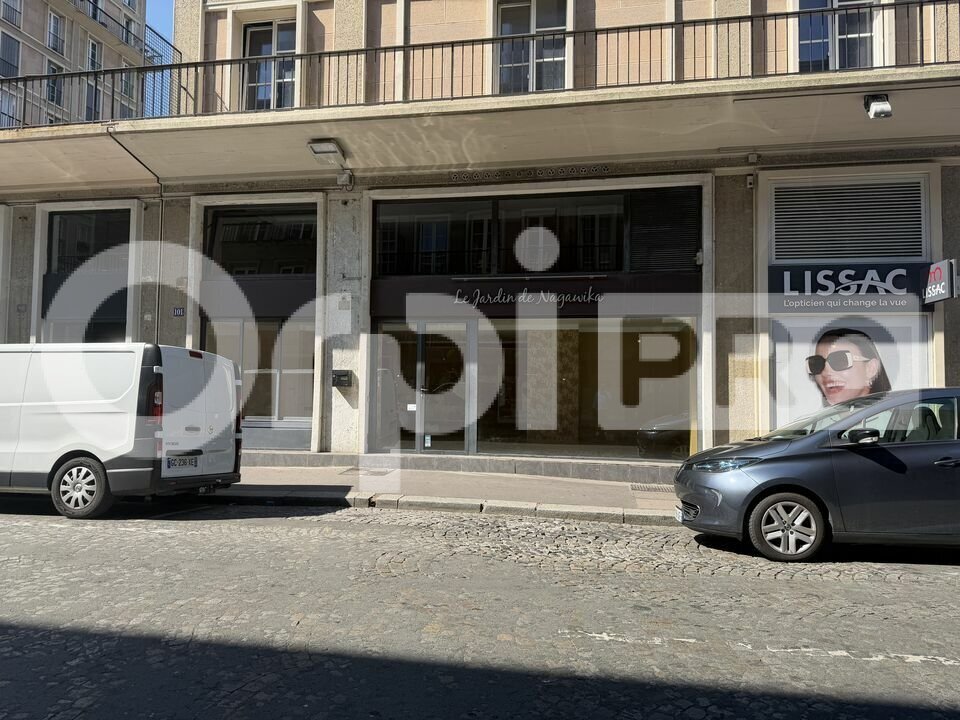 Retail in Le Havre for lease Building Photo- Image 1 of 7