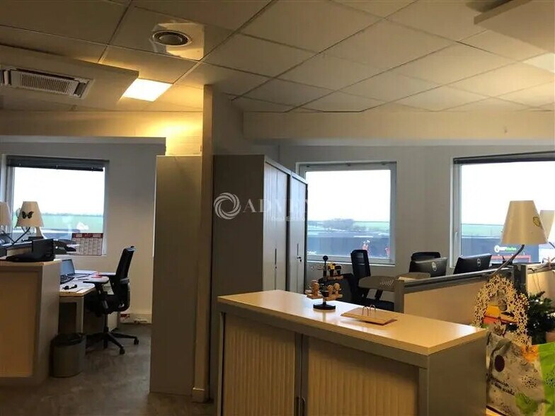 Office in Plaisir for lease - Interior Photo - Image 3 of 5