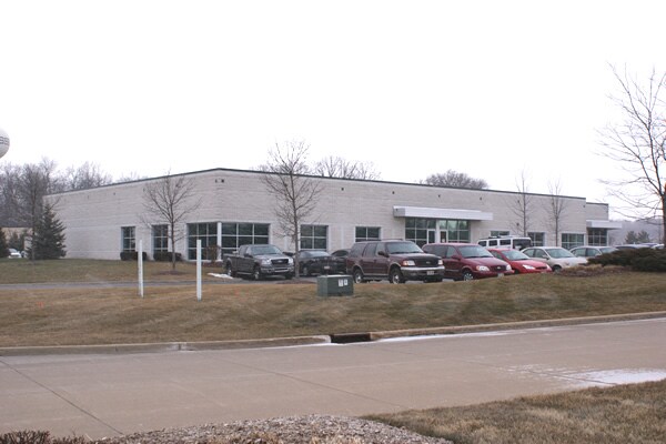 N56W24879 N Corporate Cir, Sussex, WI à vendre - Photo du bâtiment - Image 3 de 4