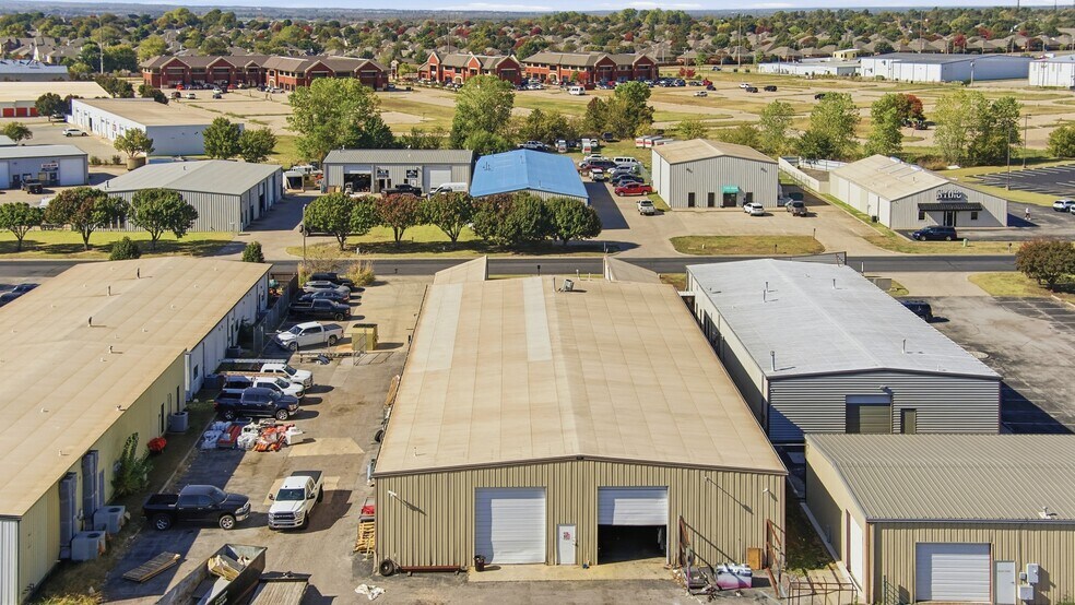 2805 Broce Dr, Norman, OK à vendre - Photo du bâtiment - Image 3 de 10