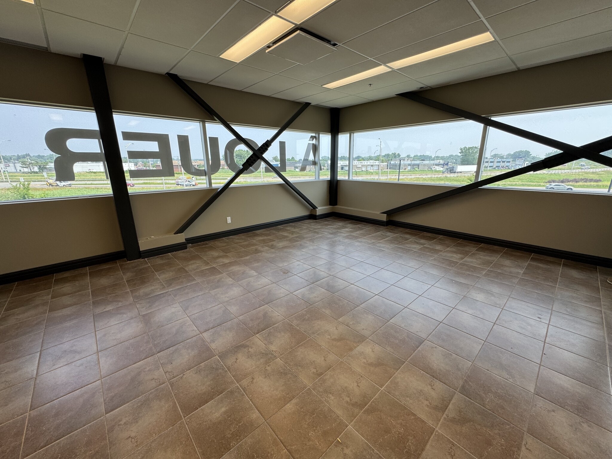 6100-6140 Rue Christophe-Pelissier, Trois-Rivières, QC for lease Interior Photo- Image 1 of 8