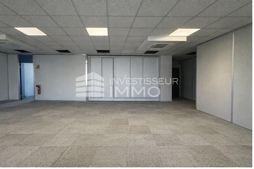 Office in Torcy for lease - Interior Photo - Image 2 of 7