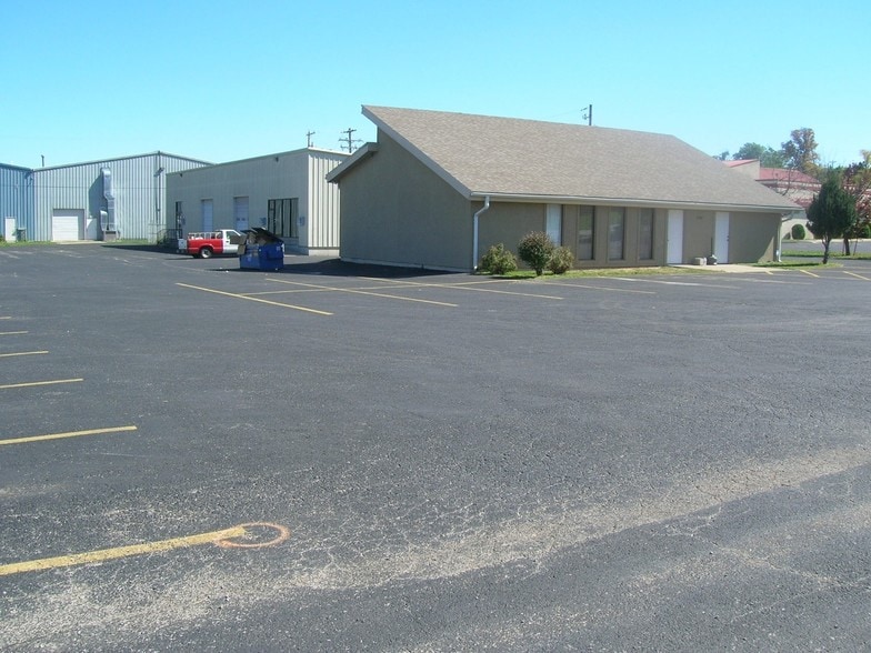 2140 N Fox Hollow Dr, Nixa, MO for lease - Building Photo - Image 2 of 3