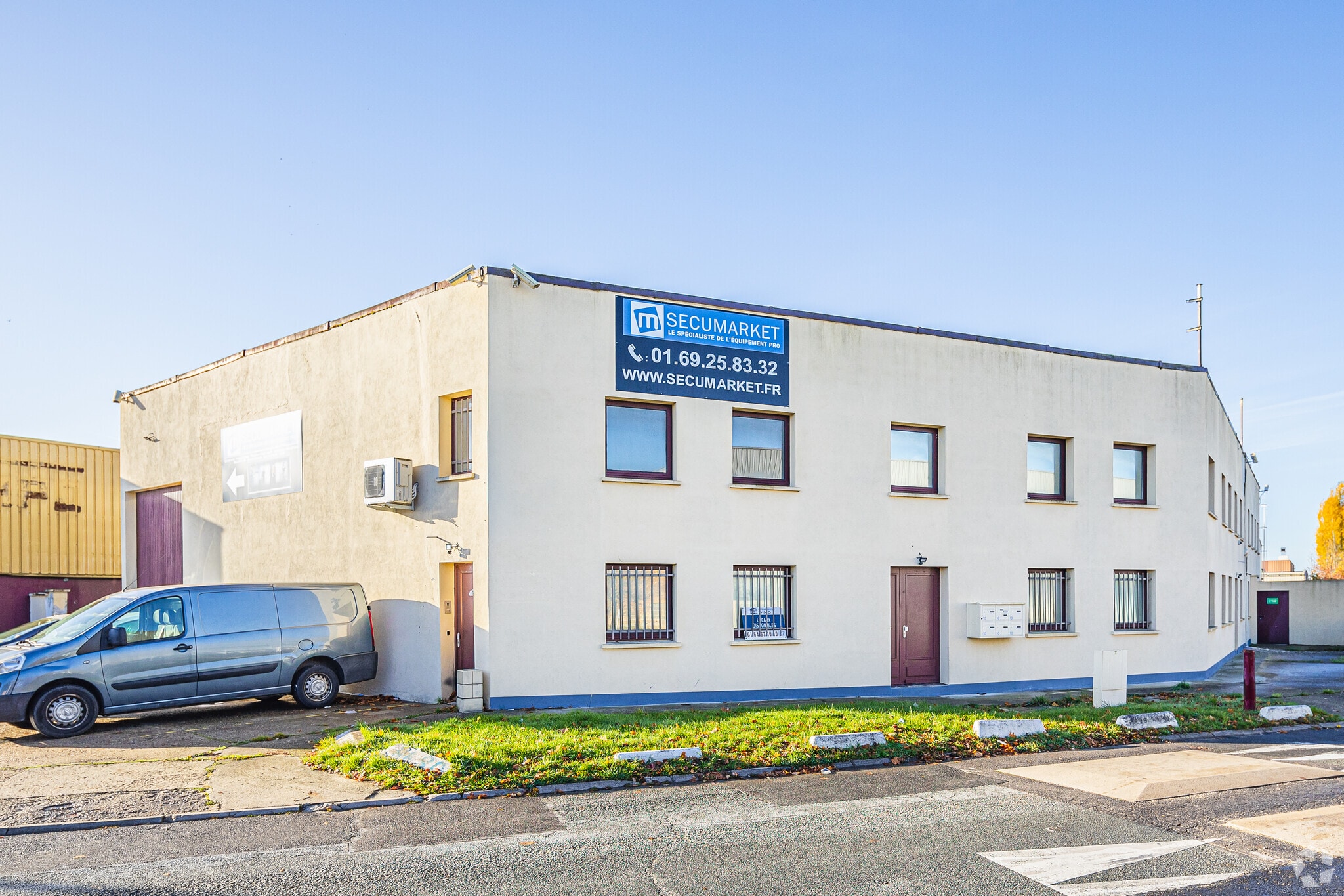 Office in Sainte-Geneviève-des-Bois for lease Building Photo- Image 1 of 4