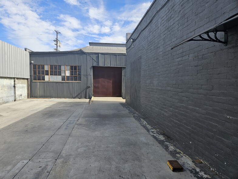 5993 S St Andrews Pl, Los Angeles, CA for lease - Building Photo - Image 2 of 17