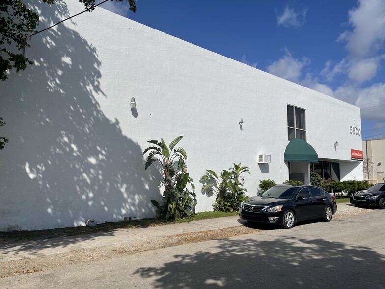 5900-5904 Dewey St, Hollywood, FL for lease - Building Photo - Image 2 of 8