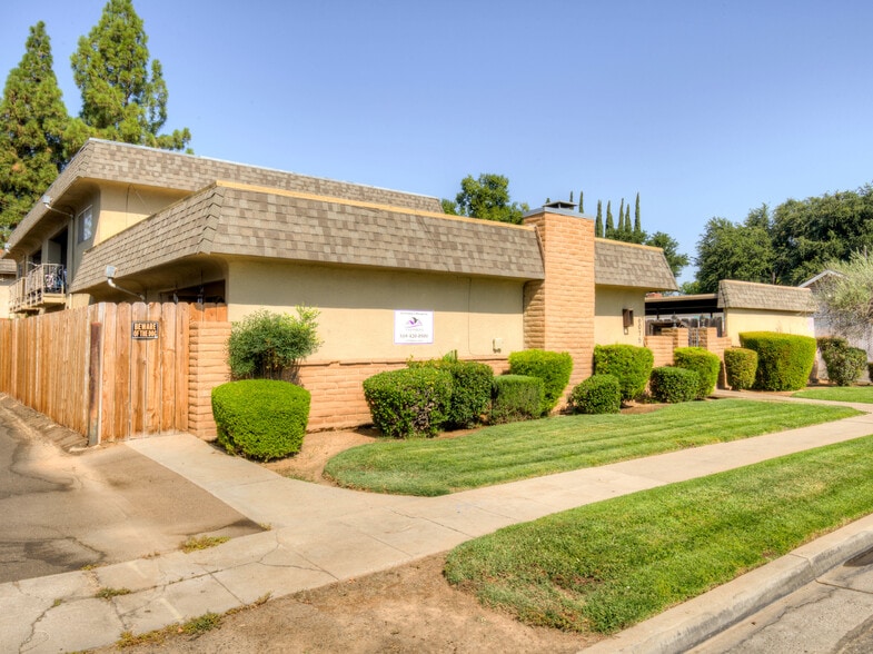 6075 N Poplar Ave, Fresno, CA à vendre - Photo du bâtiment - Image 1 de 11