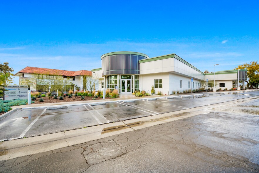 4501 Birch St, Newport Beach, CA à louer - Photo du bâtiment - Image 3 de 5