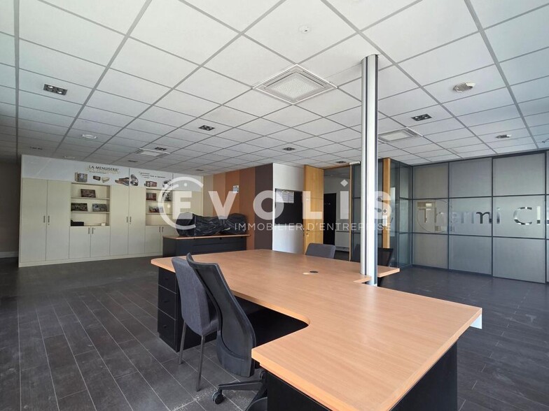 Office in Villejuif for lease - Interior Photo - Image 2 of 10