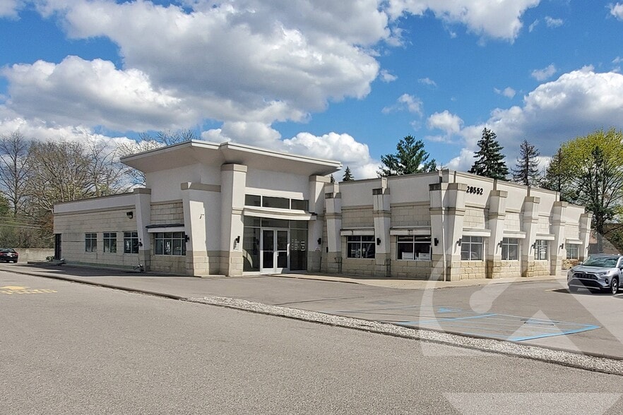 28552 Orchard Lake Rd, Farmington Hills, MI for lease - Building Photo - Image 3 of 3