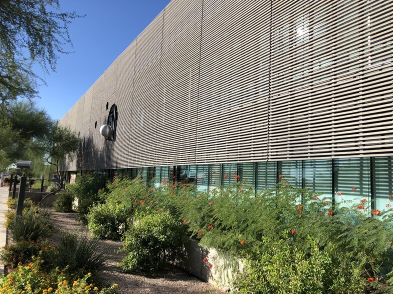 2944 N 44th St, Phoenix, AZ à louer - Photo du bâtiment - Image 3 de 4