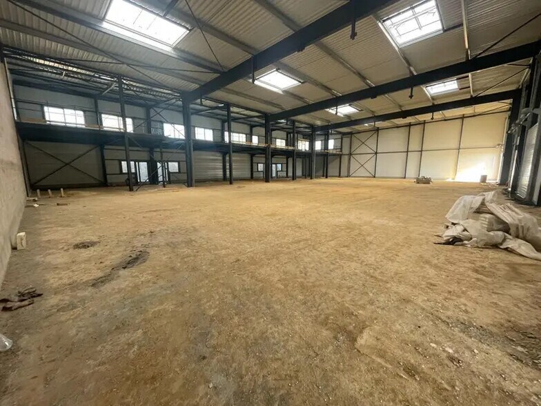 Local d'activités dans Marines à vendre - Photo du bâtiment - Image 2 de 8