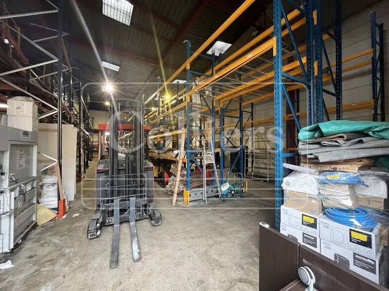 Flex in Marseille for lease - Interior Photo - Image 2 of 2