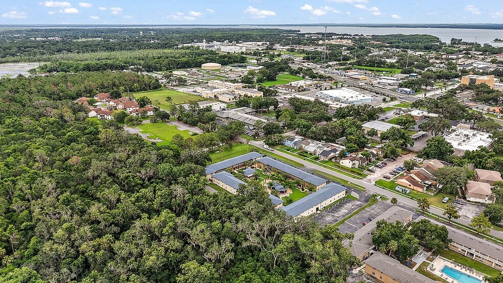 West Oak Terrace Drive, Leesburg, FL à vendre - Photo du bâtiment - Image 2 de 6