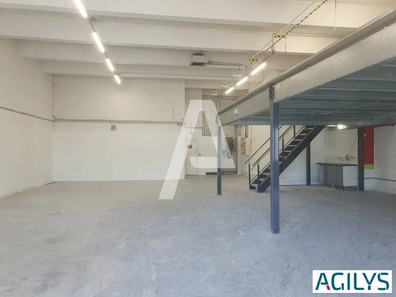 Flex in Rungis for lease - Interior Photo - Image 1 of 5
