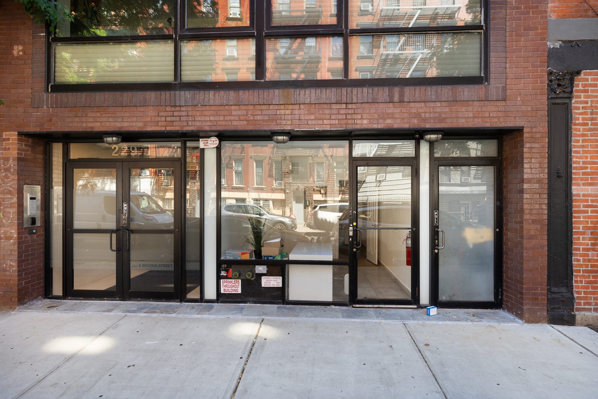 229 E 2nd St, New York, NY à vendre Photo du bâtiment- Image 1 de 11