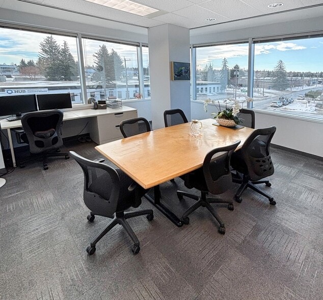 6700 Macleod Trl SW, Calgary, AB à louer - Photo du bâtiment - Image 3 de 4