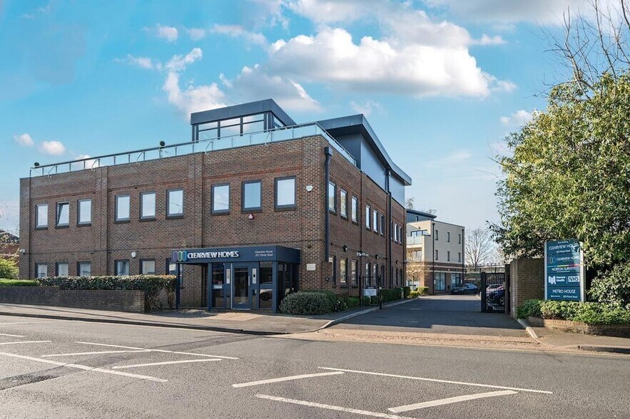 201 Pinner Rd, Northwood à louer - Photo du bâtiment - Image 3 de 12